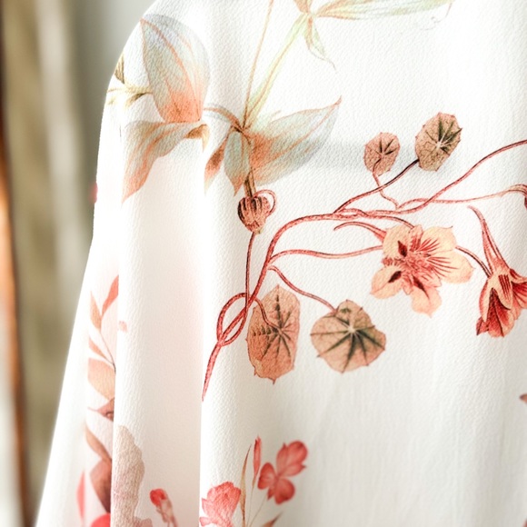 SOLD✨ Elegant Floral Swim Poncho - Picture 5 of 6